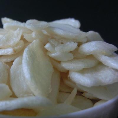 China New Vacuum Cultivation Low Temperature Fried Dry Garlic Flakes Chip for sale