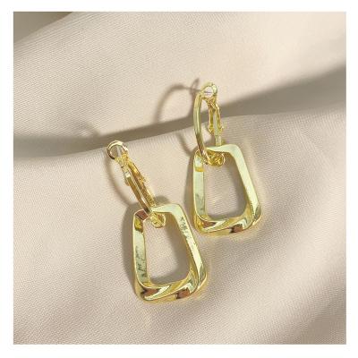 China FASHIONABLE Design U Shape Twisted Personality Circle Gold Square Earrings for sale