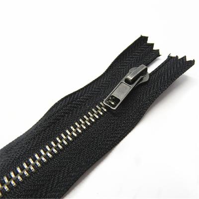 China Wholesale Durable Zipper# 5 Nylon Gold Metal Zipper With Zipper Puller for sale