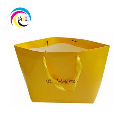 China Women White Paper Recyclable Gift Bag Shopping Hot Selling Packaging Offset Printing Coated Paper Shopping and Clothing Packaging Accept for sale