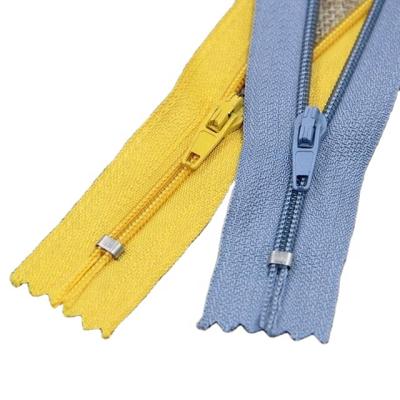 China No.3 Automatic Lock 5 Zipper No.3 Shopping Zippers Nylon Plugged End Finish Zipper Pull For Handbags By The Yard for sale