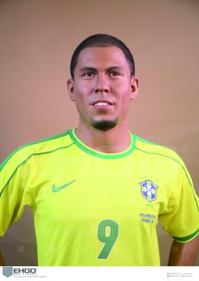 China Celebrity Wax Bespoke Realistic Lifesize Player Wax Statue For Ronaldo Nazario for sale