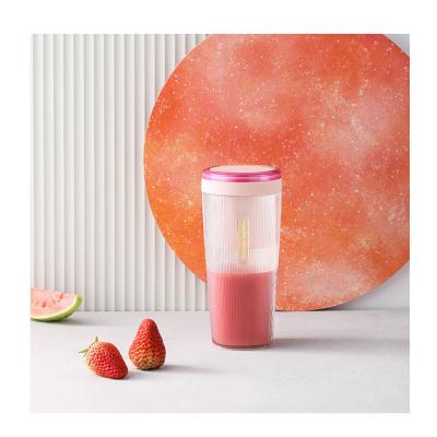 China Good Selling Convenient Multifunctional Pink Light Blue Green Dark Blue Fruit Squeezer Portable Cup for sale