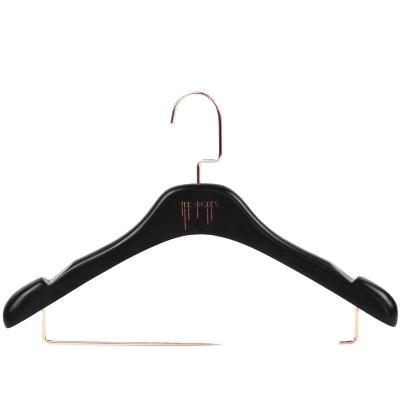 China YT018 display black wooden hanger have two grvooes with metal crossbar wooden hanger for sale