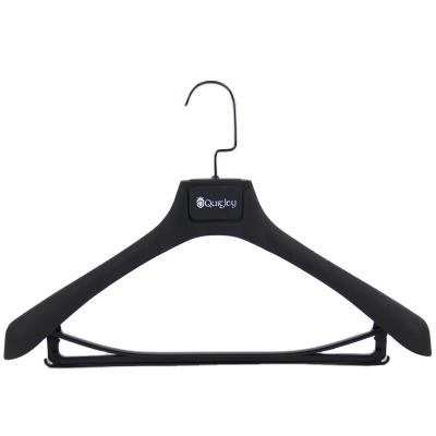 China SHOW 2020 new trend plastic suit hanger with custom logo rubberized black plastic hanger for clothes for sale