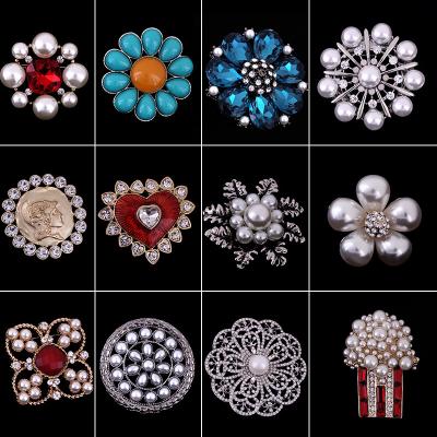 China CM048 ALLOY Brooch Pin Alloy Rhinestone Pearl Pin Creative Classic Fashion Accessories Retro for sale