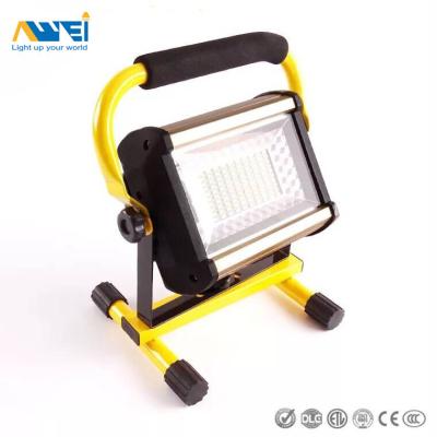 Cina Portable 50W luci di alluvione esterne ricaricabile Industrial LED luce di alluvione batteria alimentata per l'illuminazione esterna,camper in vendita