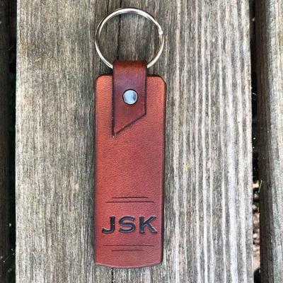 China Custom Brown Retro Genuine Leather Key Tag Popular Retro Keychain Custom Made For Gift for sale