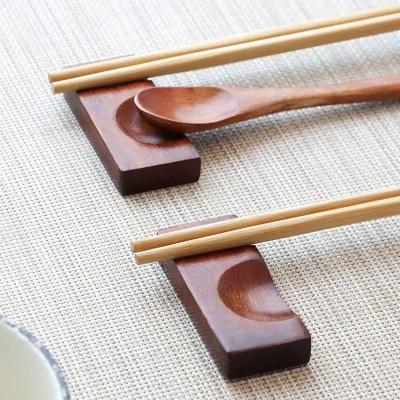 China Sustainable Japanese ZAKKA Tableware decoration Customized Natrual Wooden Reusable Chopstick Holder Leaf Chopstick Rest for sale