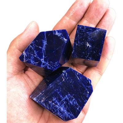 China China Wholesale Natural Crystal Rose Quartz Sodalite Crystal Block Gravel Blue Gem Rolling Stone for sale