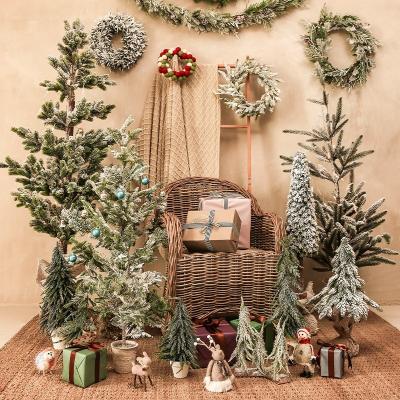 China The color is natural and is washable lower price than large Christmas wreath store decoration materials park Christmas decoration for sale