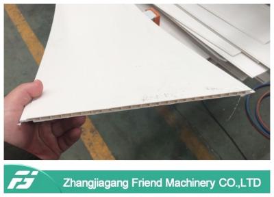 Cina linea di produzione del soffitto del PVC di larghezza di 250mm, pannello per soffitti del PVC che fa macchina in vendita