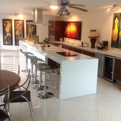 China White Artificial Quartz Stone Kitchen Countertops And Island Customized for sale