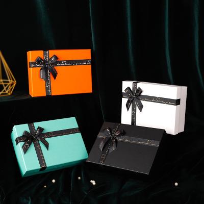 China Recyclable Customized Cardboard Paper Gift Box Packaging With Ribbon Bow for sale