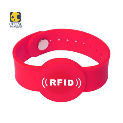 China Waterproof Rubber Wristband NFC NTAG213 Passive Silicone RFID Wristband For Swimming Pool for sale