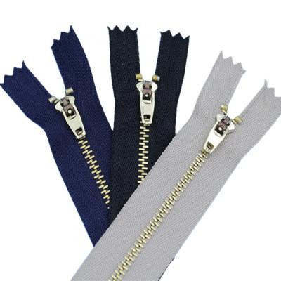 China Durable Jeans 4mm Long Chain 8 Magnetic Puller 5 Custom Clothing Zippers Slider Roll Logo Gold Open Close End Band Metal Zippers for sale