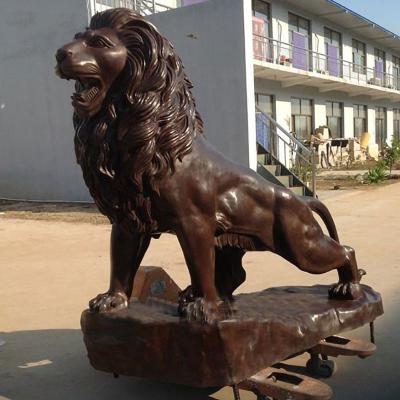 China New Customized outdoor European style cast bronze lion sculpture, antique animal sculpture, courtyard landscape decoration for sale