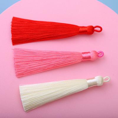 China Color tintado con cepillo antistático de 8 cm de seda Fringe Tassel llavero para decoración de bolsas de fiesta en venta