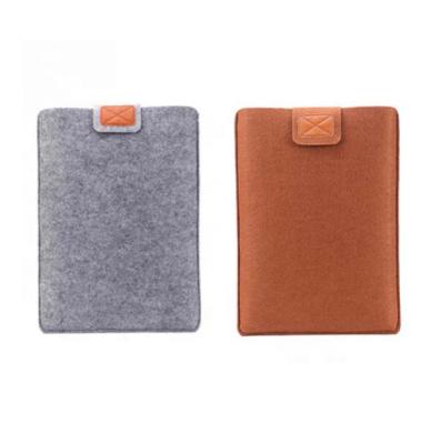 China 2021 New Custom Pure Fur Color Plain Cheap Laptop Inner Bag Felt Nonwoven Bag Laptop Sleeve With Magnet Button For Laptop Ipad for sale