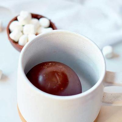 China Hot Cocoa Drinks Hot Cocoa Beverage with Sweet Real Cocoa Marshmallows Milk Candy Premium Hot Chocolate Bombs for sale