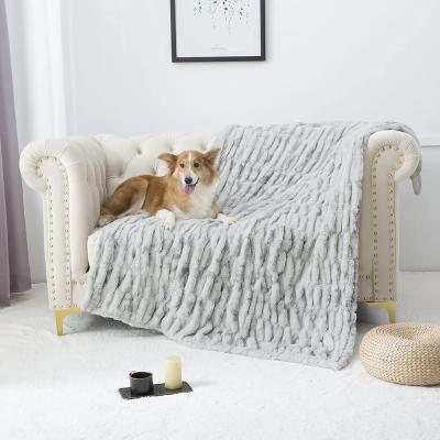 China Anti-Bacteria Wholesale Custom Luxury Warmful Bars Soft Furry Faux Fur Bed Couch Living Room Throw Blanket for sale