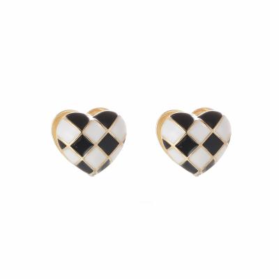 China Fashion Durable Vintage Direct Selling Stud Earrings Black And White Plaid Zircon Heart Stud Earrings for sale