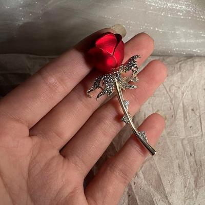 China Popular Stylish Faux Pearl Rose Flower Female Safety Pins Red Rose Brooch Corsage The fan fringeSuit Accessories for sale