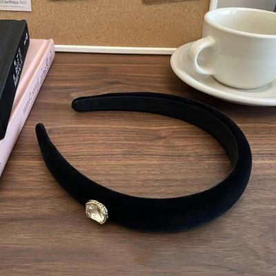 China Fashionable Black Hepburn style velvet pearl hairpin headband retro French net red year new high-end Hong Kong style hair accessories for sale