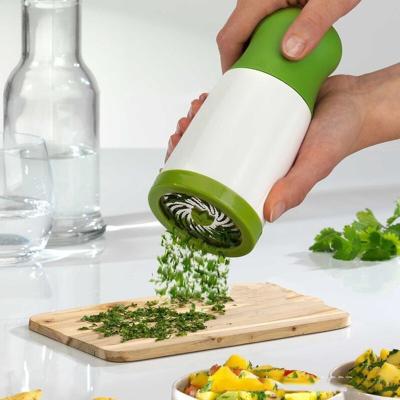 China Kitchen Accessories Herb Grinder Spice Mill Parsley Chopper Dry Grated Coriander Chopper Manual Stocked Cheese Grater for sale