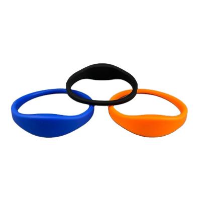 China 13.56mhz silicone rfid nfc wristband waterproof/waterproof nfc wristband smart silicone gym hotel band for sale