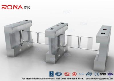 China Torniquete infrarrojo peatonal automático de la seguridad del sensor del lector de tarjetas de la puerta de oscilación RFID en venta