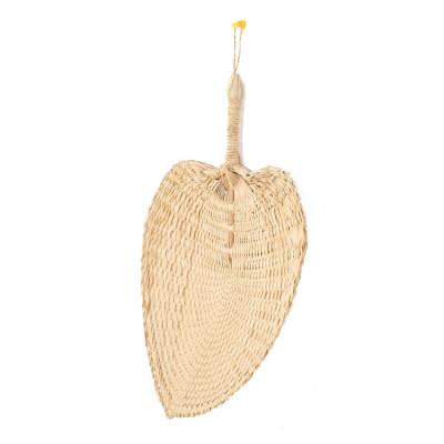 China Promotional Gifts Decoration Gift Peach Shaped Straw Fan Natural Raffia Hand Fan Palm Decor Rattan Handmade Fan for sale