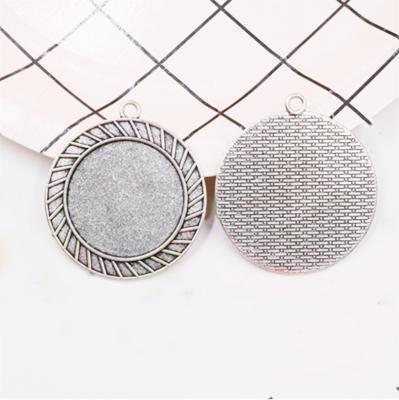 China 2021 Environmentally Friendly Hot Selling Classic Fashion 41mmx46mm White Alloy Pallet Pendant Wholesale Round Pendant for sale