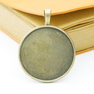 China Environmental Friendly Antique Silver Tone Antique Bronze Round Frame Base Embossed Hook 30mm Tray Pendant in White for sale