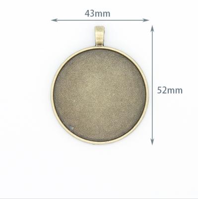 China Enviromentally Friendly Hip Hop Charm Pendant Trays Round Frame Men's Gold 40mm Photo Mount Embossed Big Hook Hook for sale