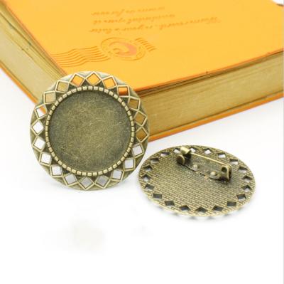 China New Fashion Customizable Attractive Brooch Design Handmade Hollow Brooch Pop Customized Brooch for sale