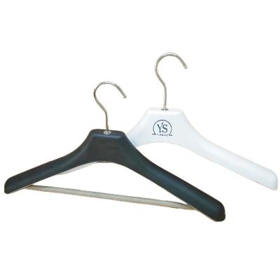 China Salon Yisong Materials Degradable Patent Paper Clothes Coat Hangers For Clothing Store for sale