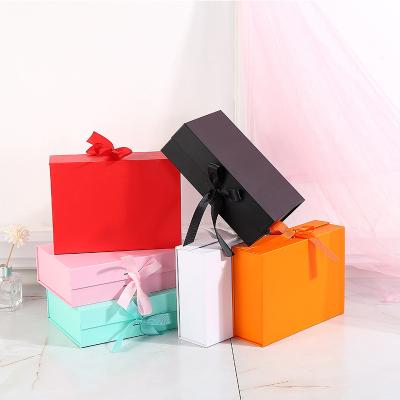 China Handmade Bespoke Foldable Magnetic Cardboard Magnetic Closure Gift Box For Gift Packaging Cartons Folding Box for sale