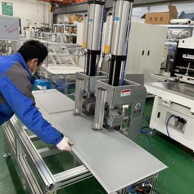 China 612mm Dikte Plastic Krat die Machine voor de Rekupereerbare Comités van de Plastic Dozenhoningraat maken Te koop