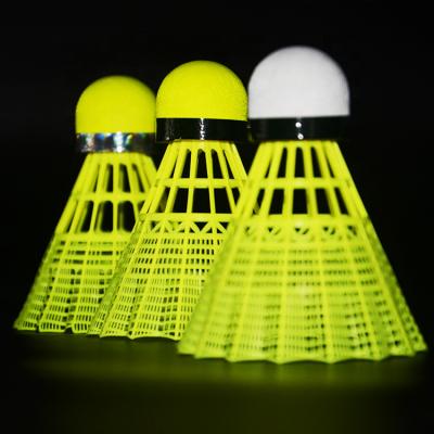 China Volante plástico colorido de nylon del bádminton del juego en venta