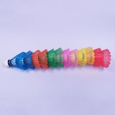 Chine 12pcs colore le volant en plastique en nylon de badminton pour l'amusement de sports à vendre