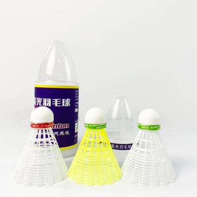 China Iluminando o pacote de nylon Cork Nylon Leaf espumado branco da peteca 4pcs do badminton do diodo emissor de luz à venda