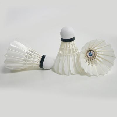 中国 White Badminton Shuttlecock Superior Goose Feather Material Plus Head Cork 販売のため