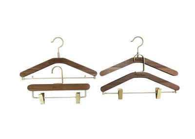 China Luxus Holz Schlafzimmer Schrank Hanger Walnussfarbe mit Messing Metall Haken zu verkaufen