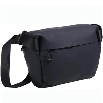 Cina Fashion Black Outdoor Small Camera Messenger Bag Waist Adjustable Strap For Travel in vendita