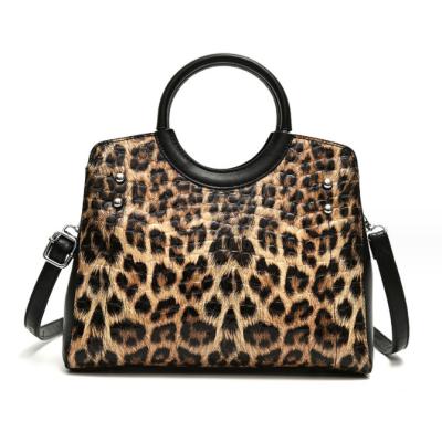 Cina Large Capacity Women Shoulder Handbag Leopard Printed Fashionable Shoulder Bag in vendita