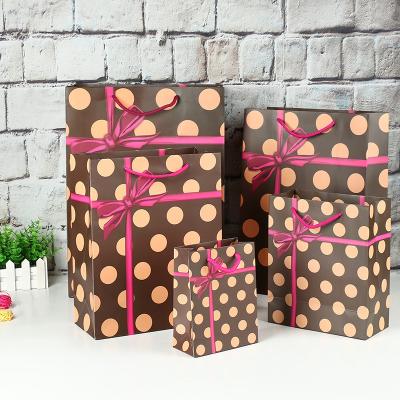 China Recyclable In Stock Wholesale Custom Paper Apparel Packaging Gift Bag With Handle for sale