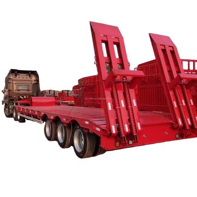 中国 Flat Bed Truck Trailer Low Bed Semi Trailer For Heavy Duty Truck With Good Price 販売のため