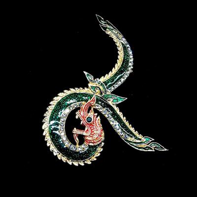 China Japanese Cloth Decoration Crystal Dragon Shape Brooch Ninja Logo Rhinestone Brooch for sale