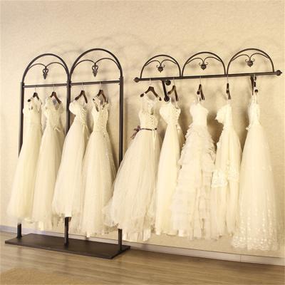 China Custom Made High Quality Wooden Bridal Wedding Dress Window Display Store Wedding Dress Display Rack Rack Fixtures for sale